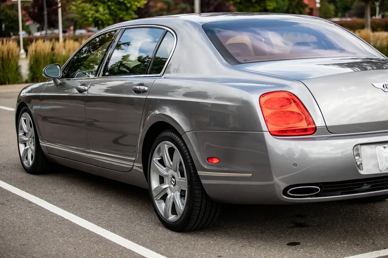 Bentley Flying Spur снимка Bentley Flying Spur