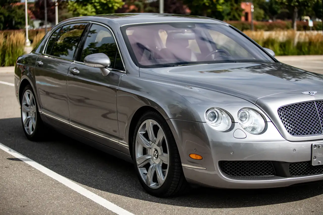 Bentley Flying Spur снимка Bentley Flying Spur