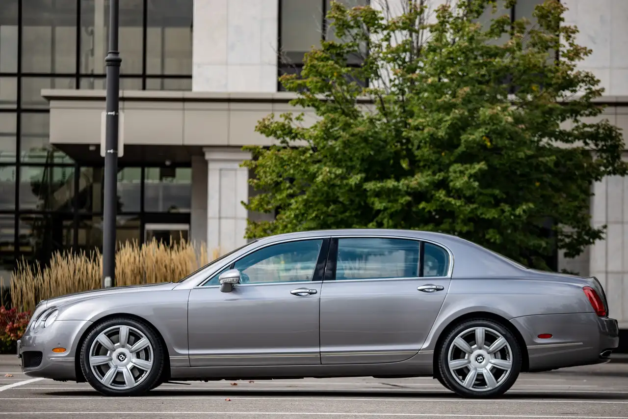 Bentley Flying Spur снимка Bentley Flying Spur