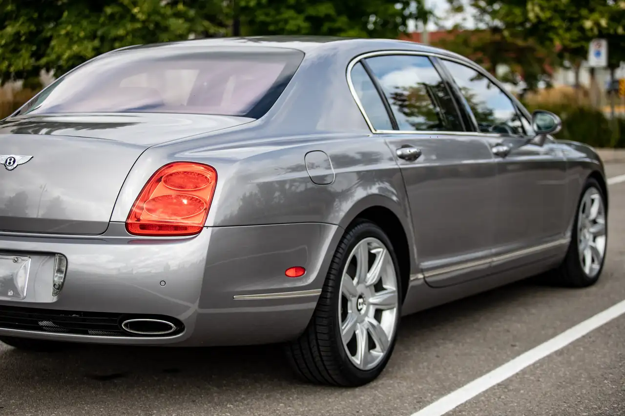 Bentley Flying Spur снимка Bentley Flying Spur