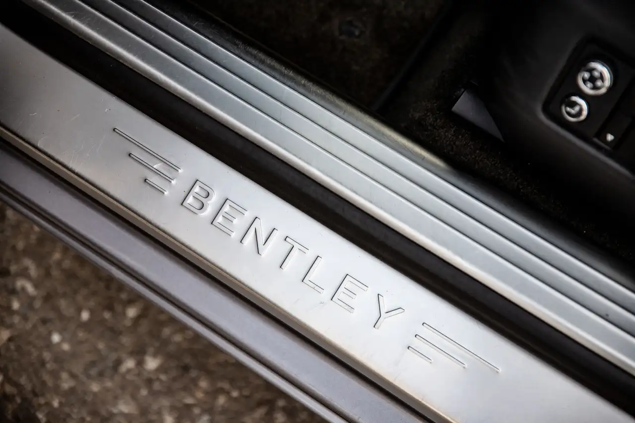 Bentley Flying Spur снимка Bentley Flying Spur