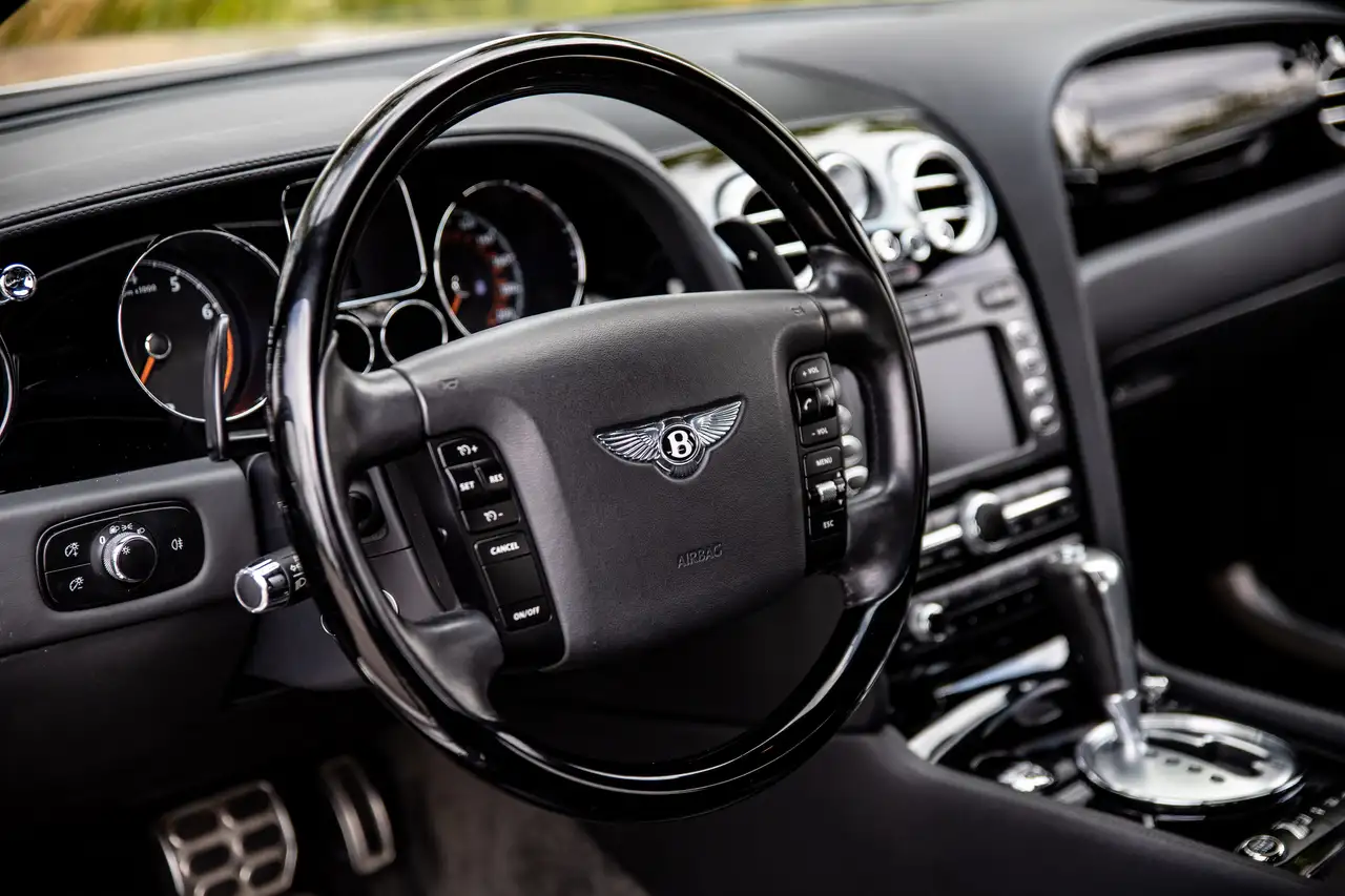 Bentley Flying Spur снимка Bentley Flying Spur