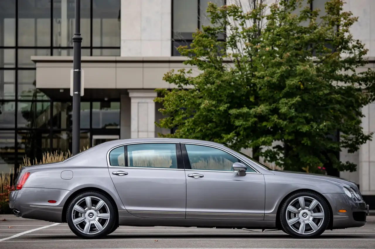 Bentley Flying Spur снимка Bentley Flying Spur