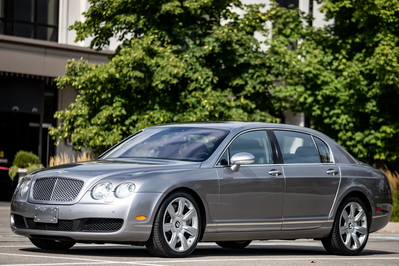Bentley Flying Spur снимка Bentley Flying Spur