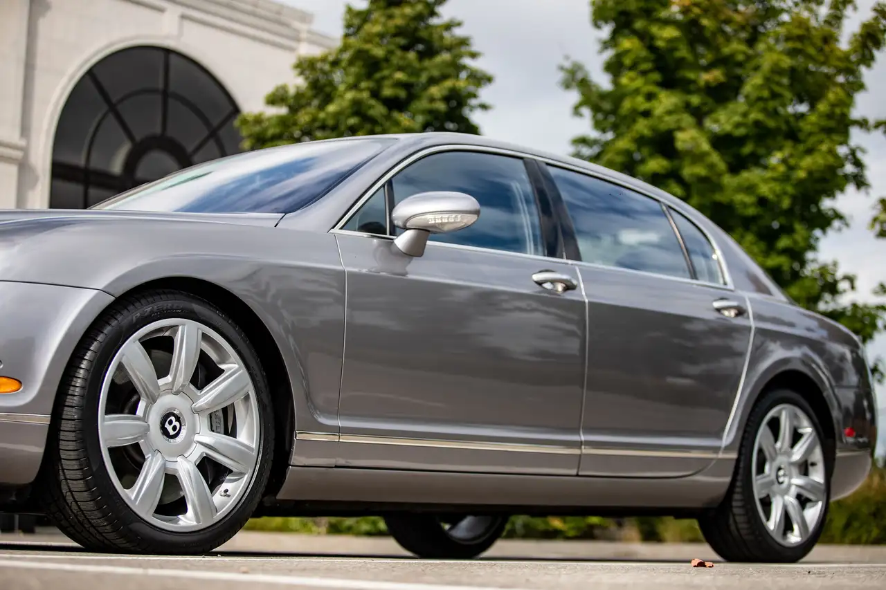 Bentley Flying Spur снимка Bentley Flying Spur