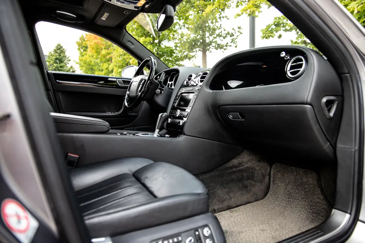 Bentley Flying Spur снимка Bentley Flying Spur