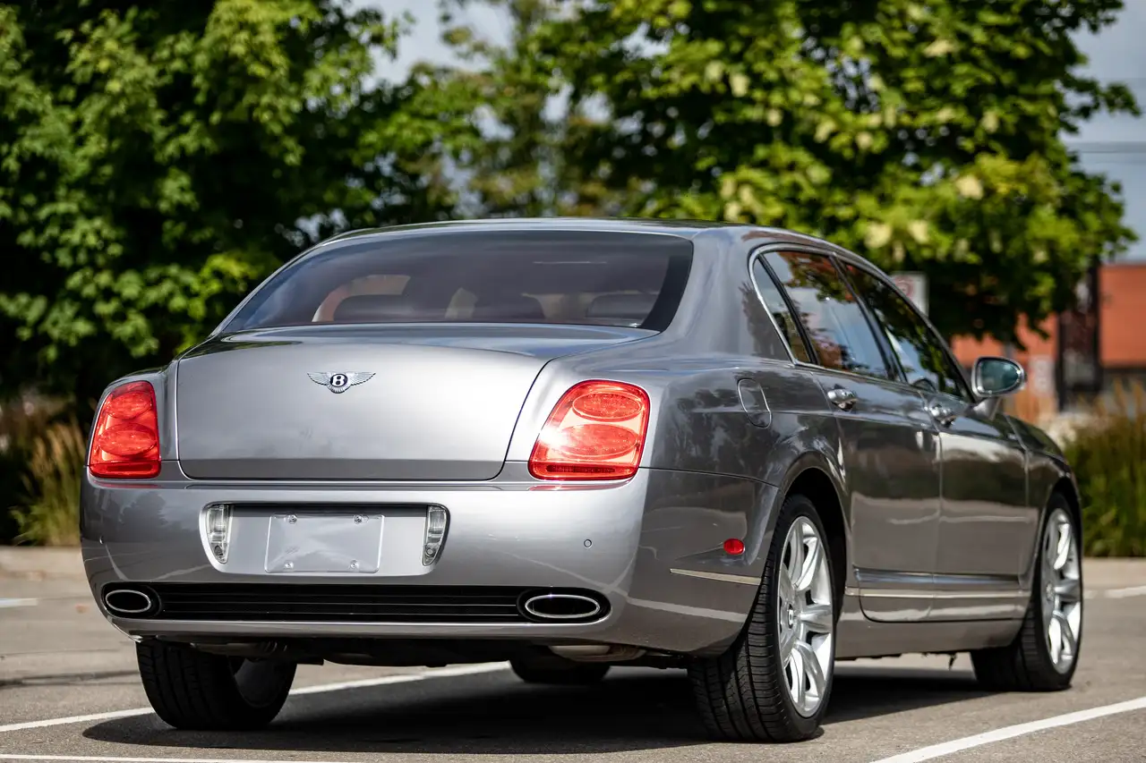 Bentley Flying Spur снимка Bentley Flying Spur