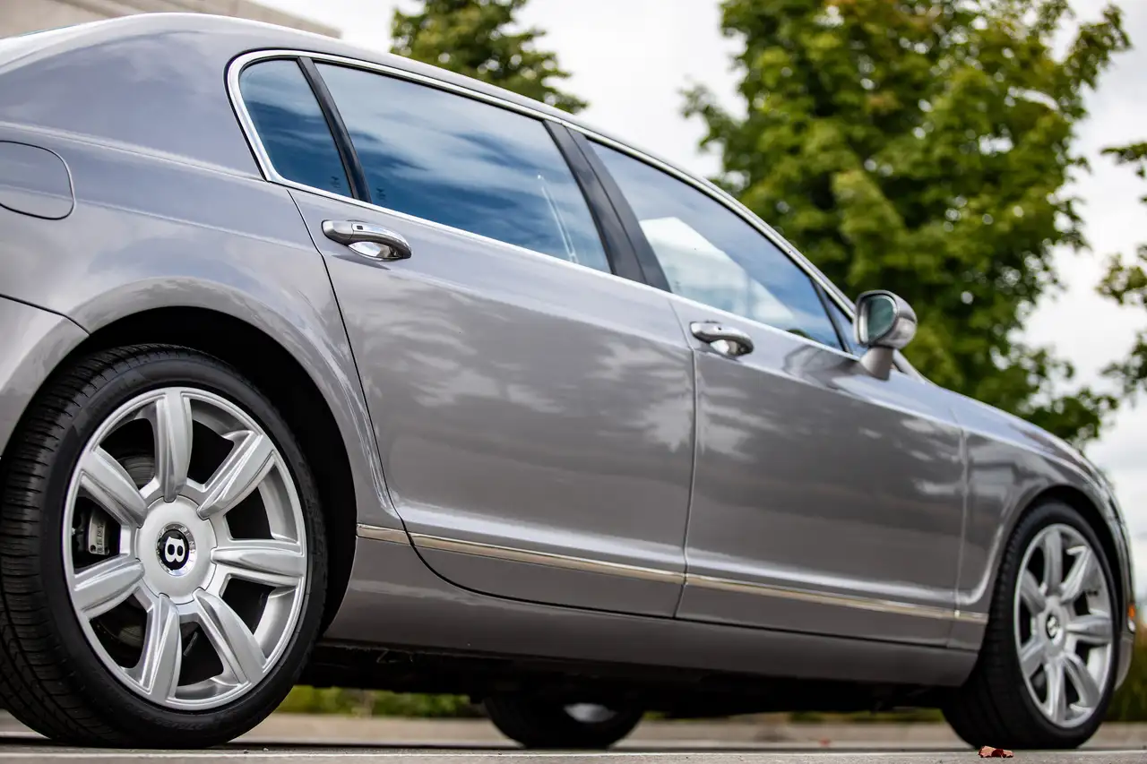 Bentley Flying Spur снимка Bentley Flying Spur