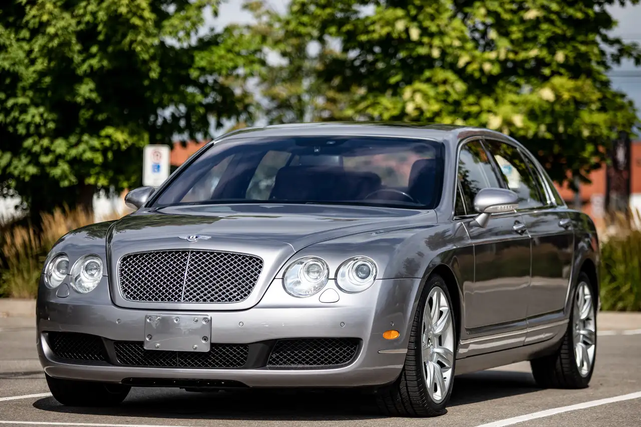Bentley Flying Spur снимка Bentley Flying Spur