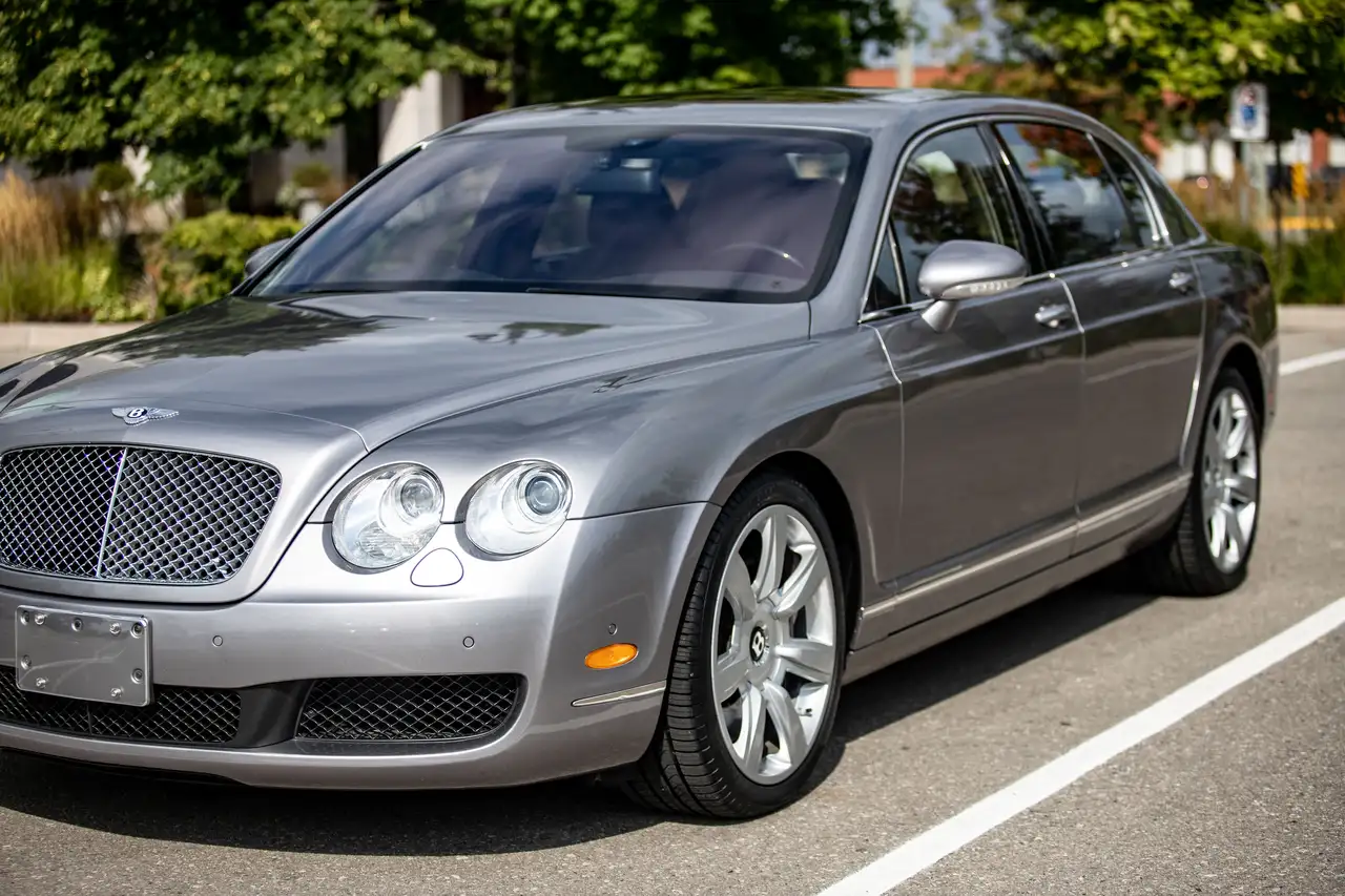 Bentley Flying Spur снимка Bentley Flying Spur