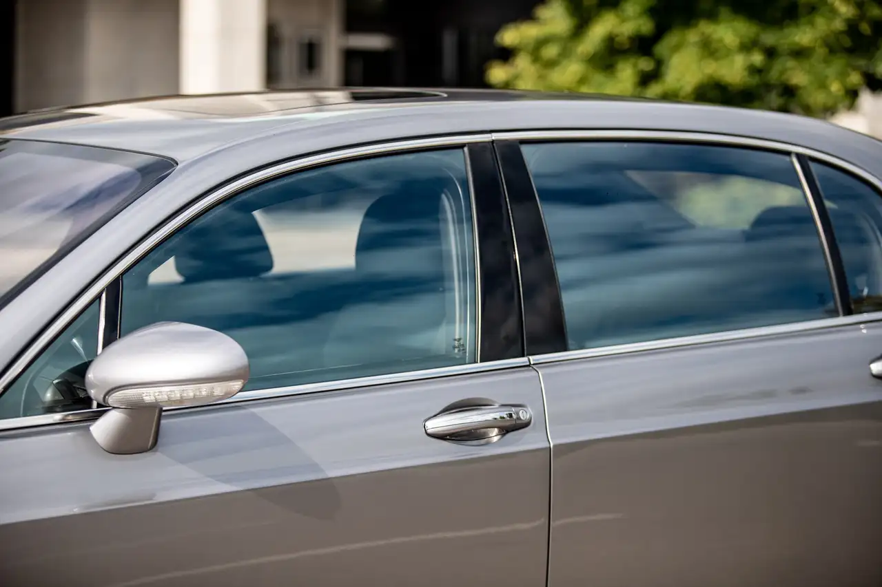Bentley Flying Spur снимка Bentley Flying Spur
