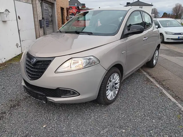 Lancia Ypsilon 0.9 Silver / Klima / Halbautomatik / 4-Türig