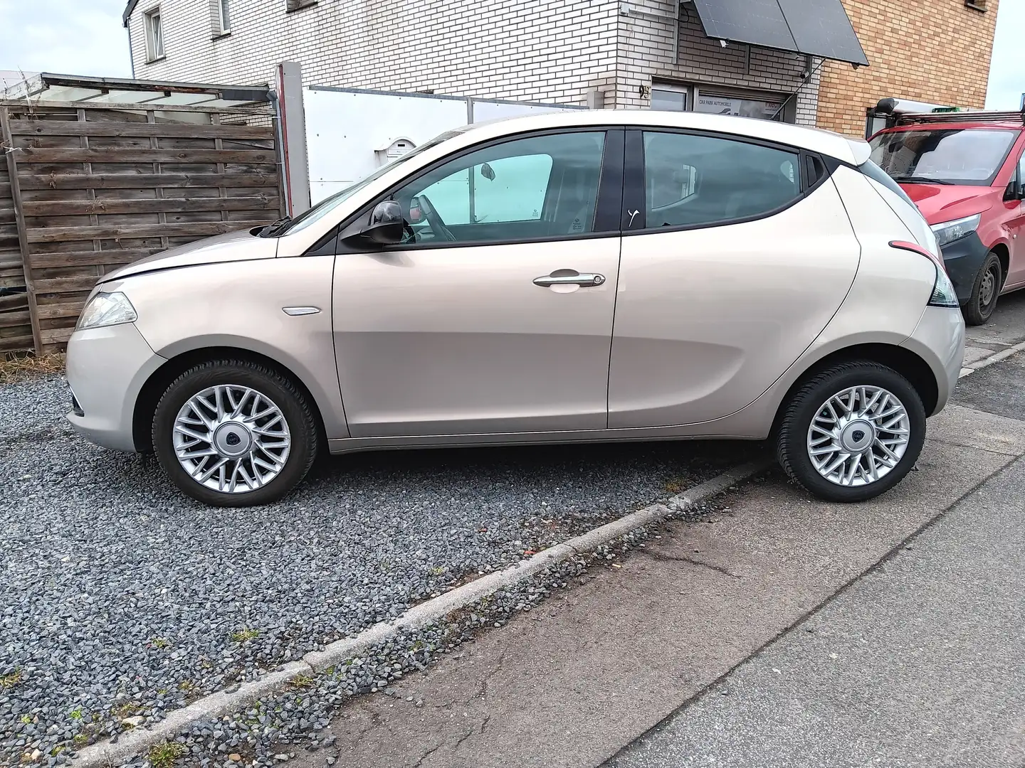 Lancia Ypsilon 0.9 Silver / Klima / Halbautomatik / 4-Türig Beige - 2
