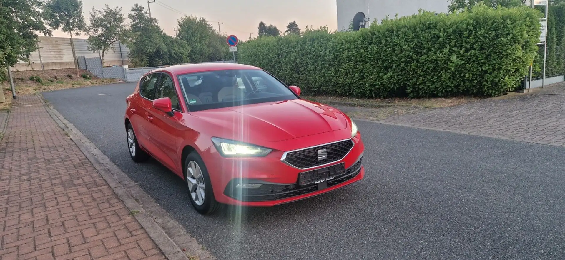 SEAT Leon Style Limousine 4 Türen 1 Hand LED Rot - 2