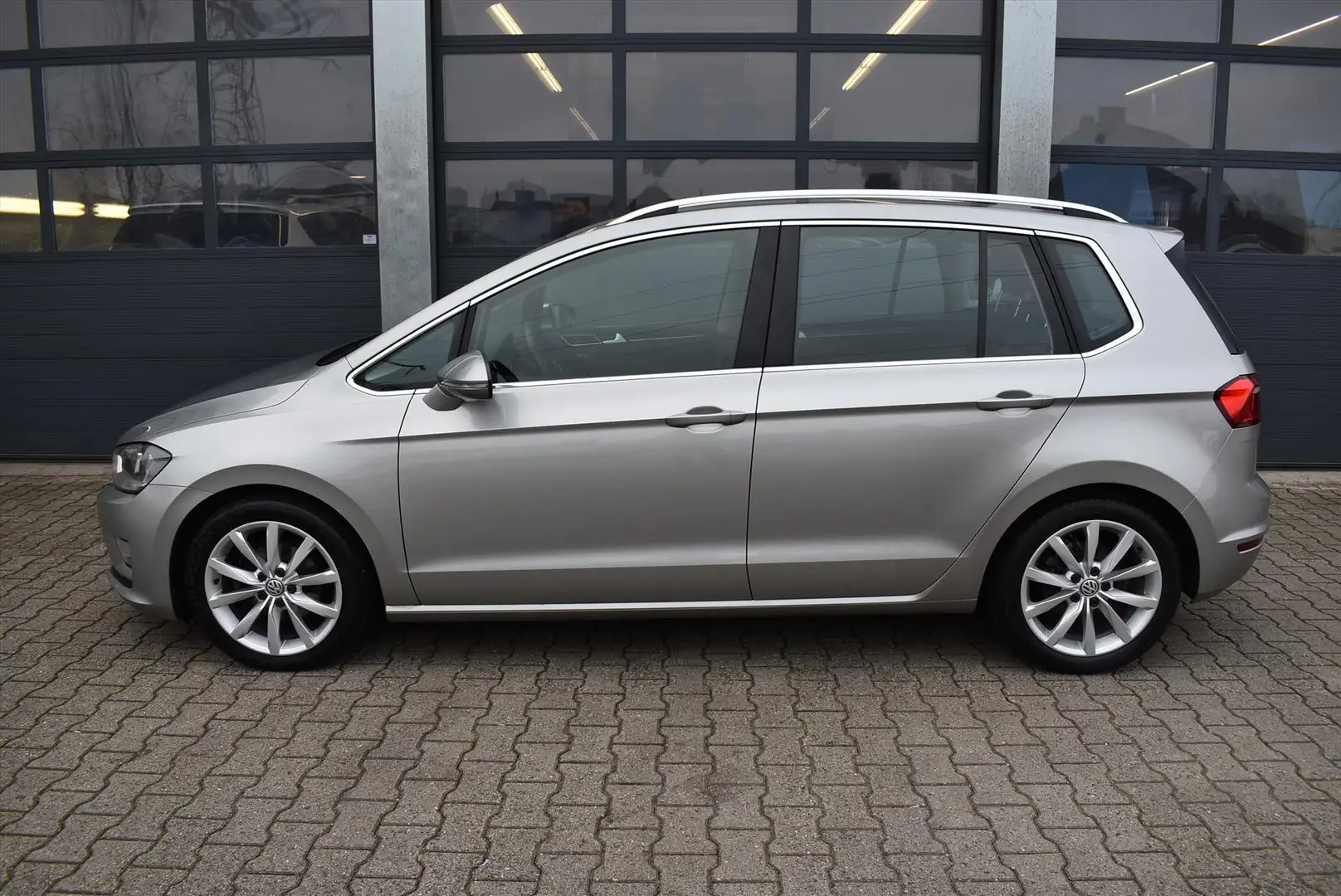 Volkswagen Golf Sportsvan 1.2 TSI 110pk DSG Highline Šedá - 2