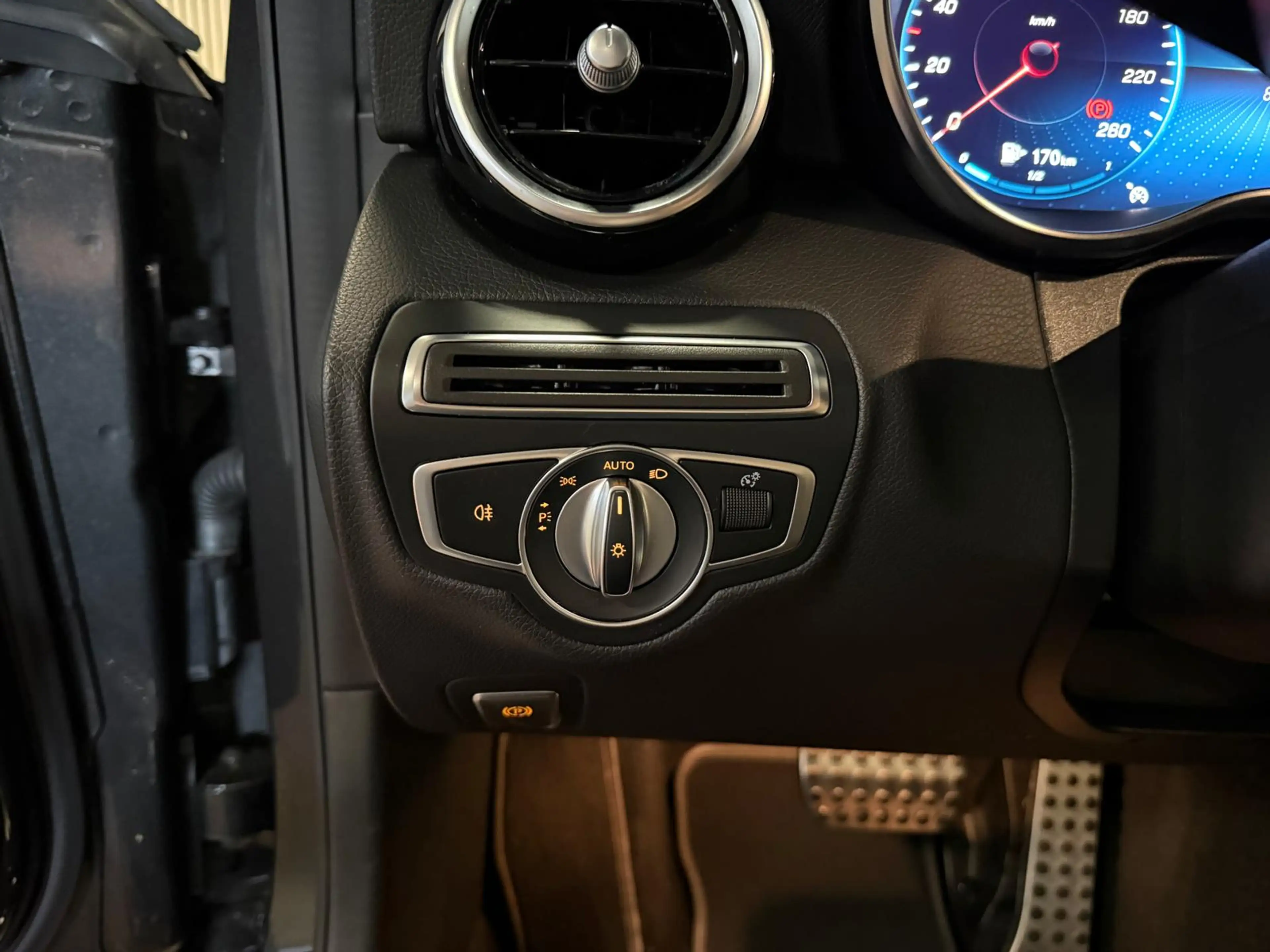 Mercedes-Benz C 180 AMG STYLING-CAMERA-DIGI DASH-APPLE CARPLAY-DODEHOE — photo 13