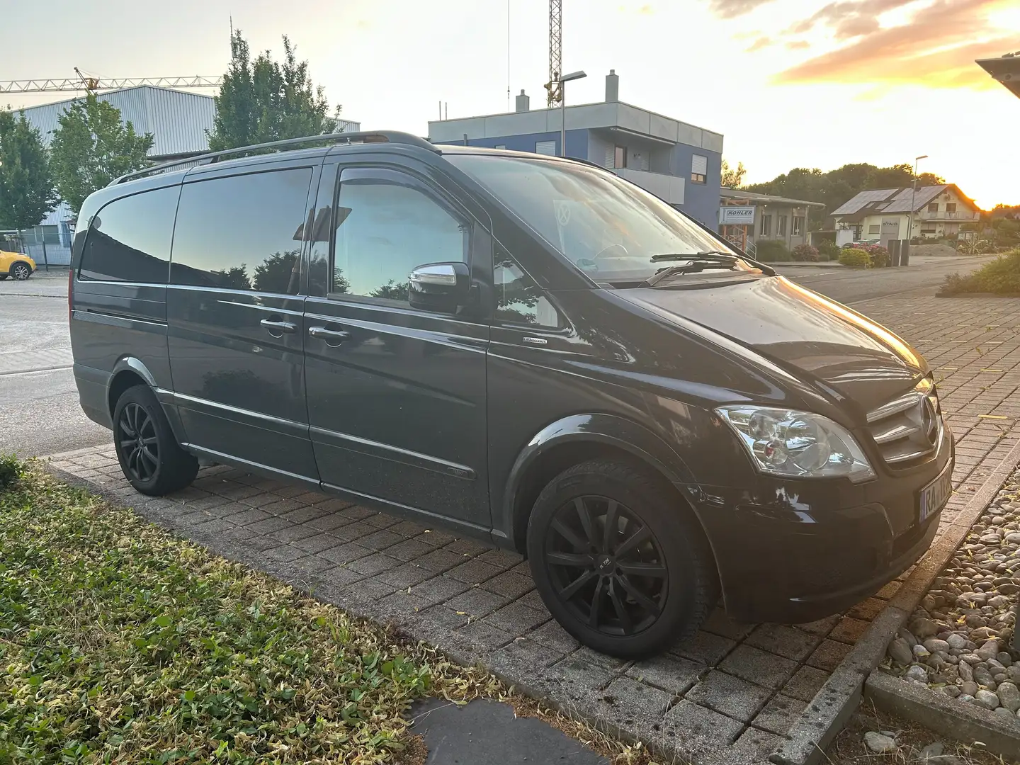 Mercedes-Benz Viano Viano 2.2 CDI DPF lang Automatik Trend Edition Schwarz - 2