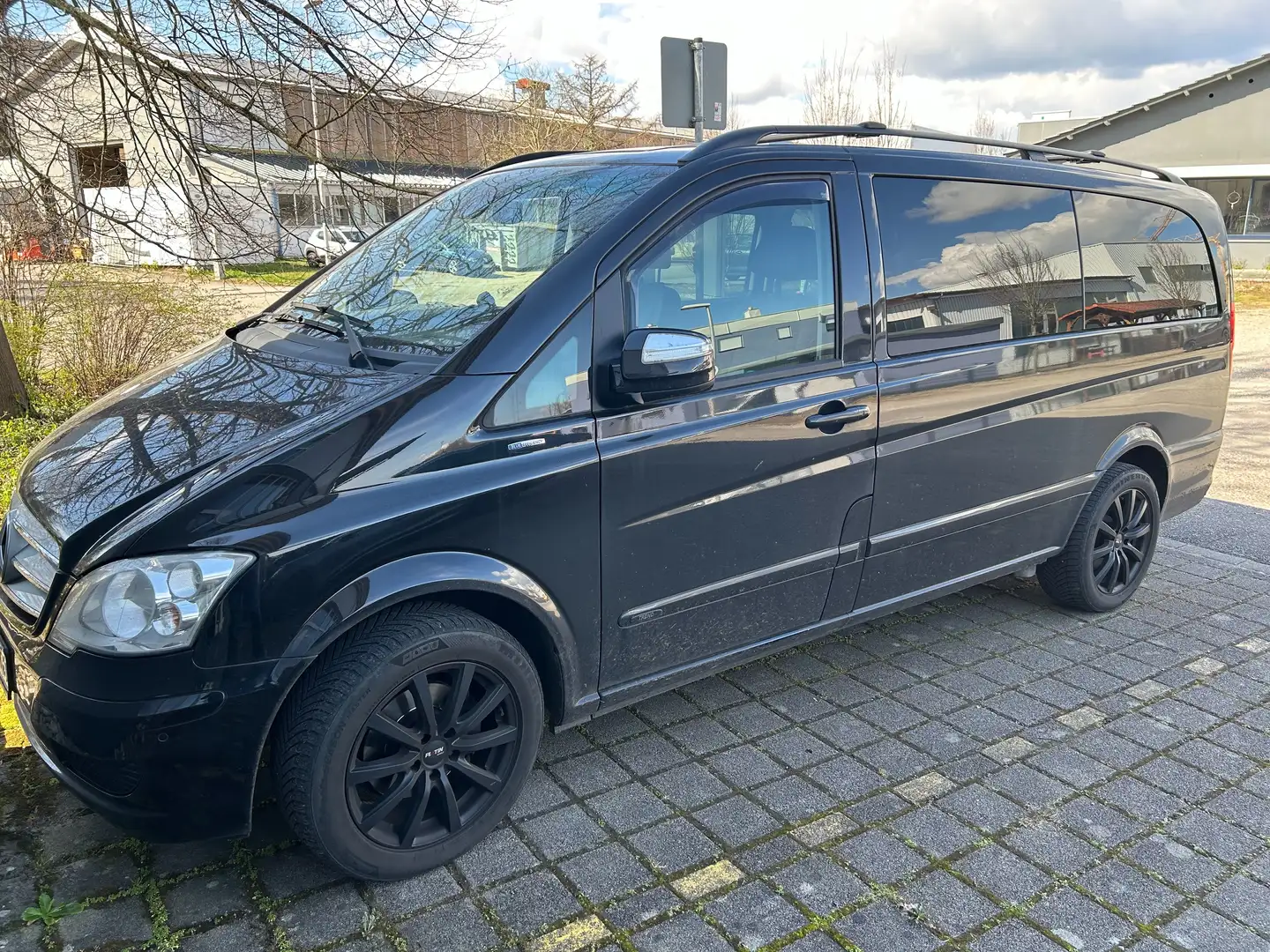 Mercedes-Benz Viano Viano 2.2 CDI DPF lang Automatik Trend Edition Schwarz - 1