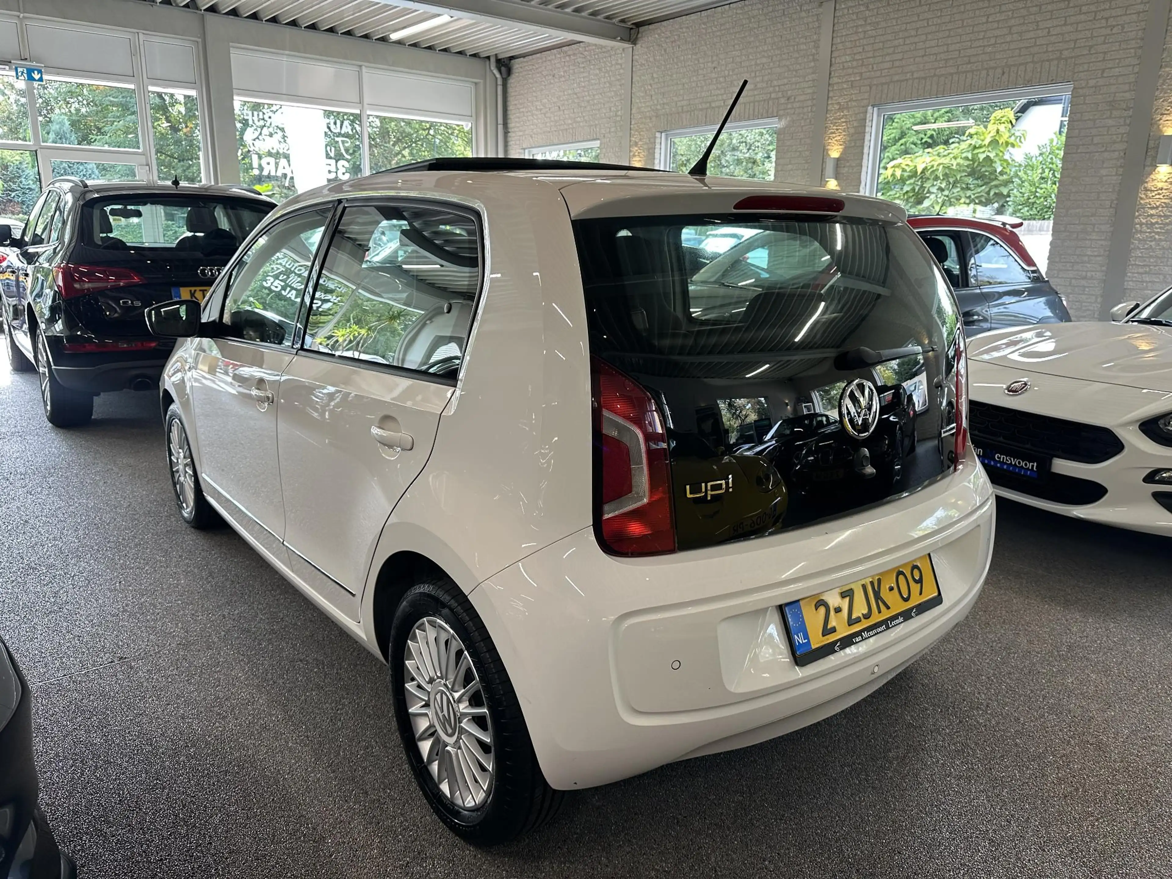 Volkswagen up! 1.0 75PK High up! BlueMotion Panorama|Fender|Airco — photo 2