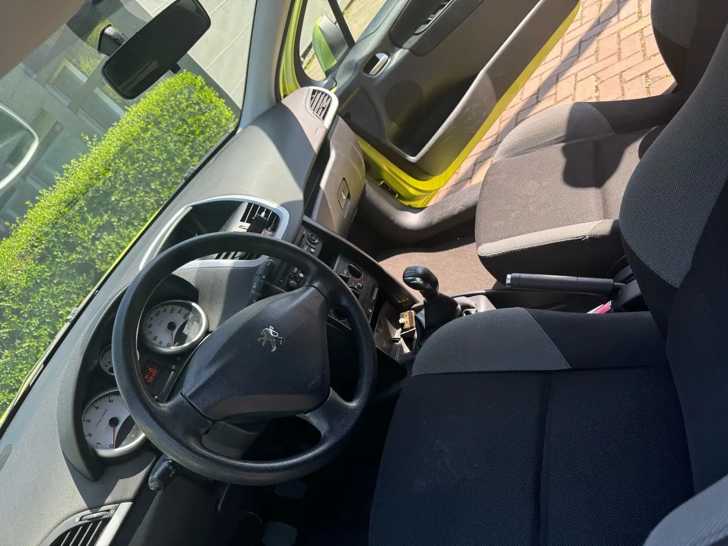 Peugeot 207 1.4 Color-line Geel - 2