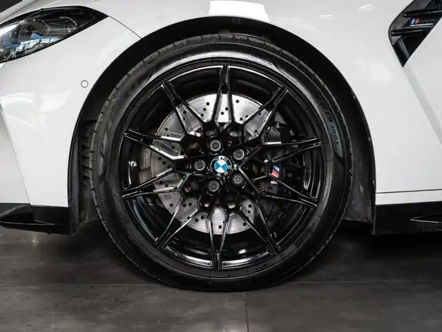 BMW M4 view 4