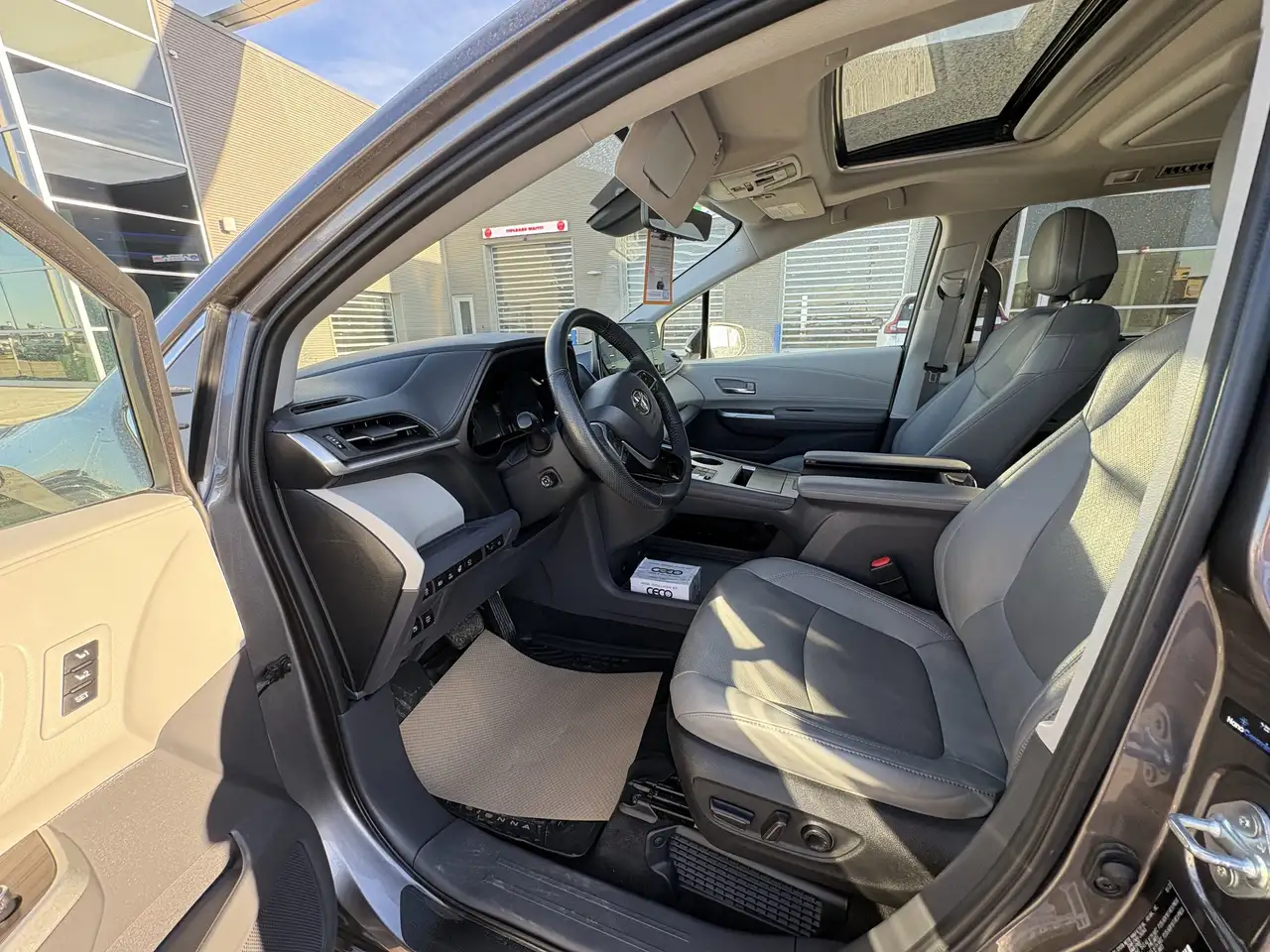 Toyota Sienna снимка Toyota Sienna