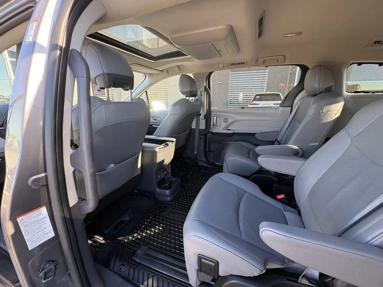 Toyota Sienna снимка Toyota Sienna