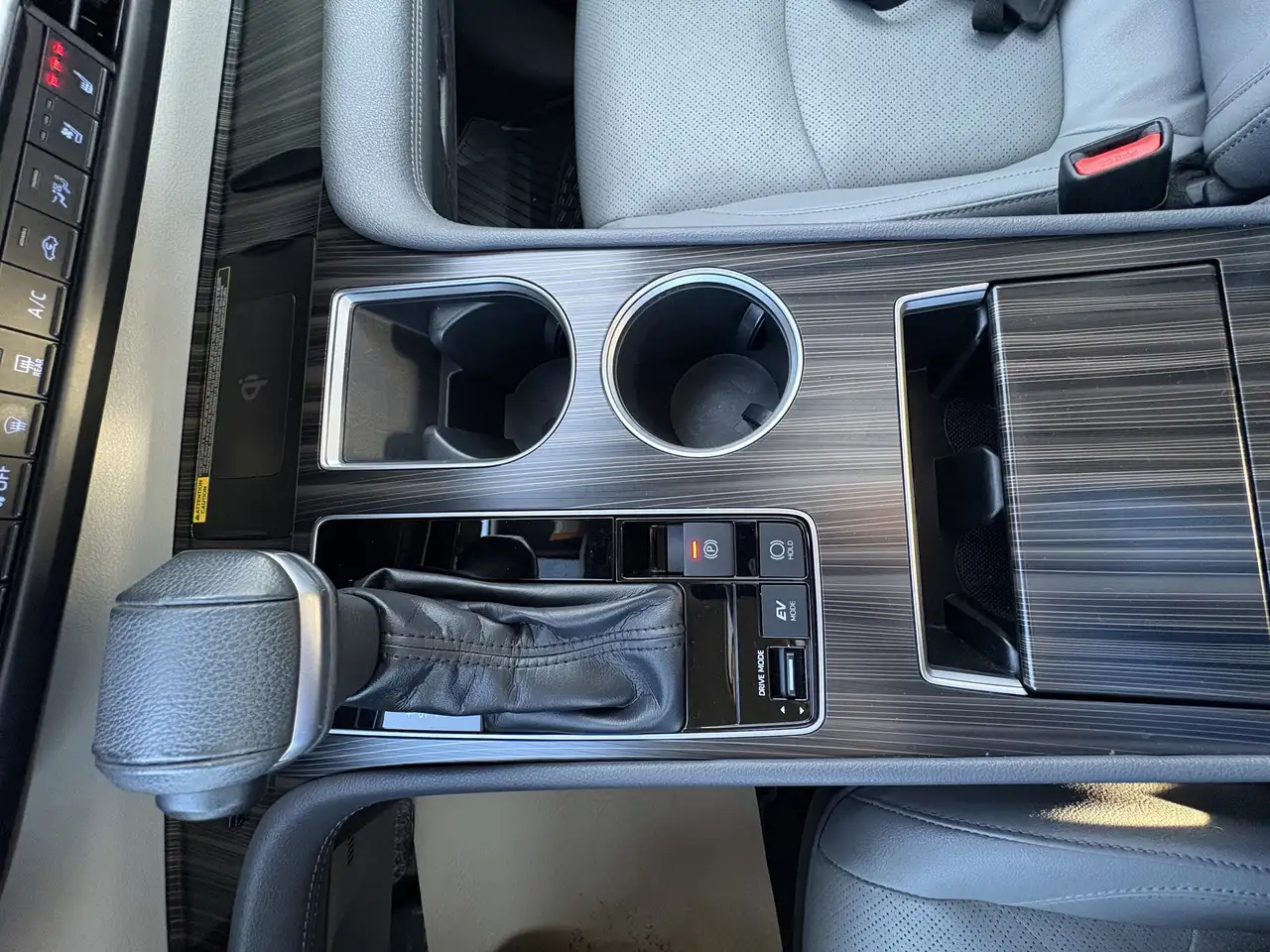 Toyota Sienna снимка Toyota Sienna