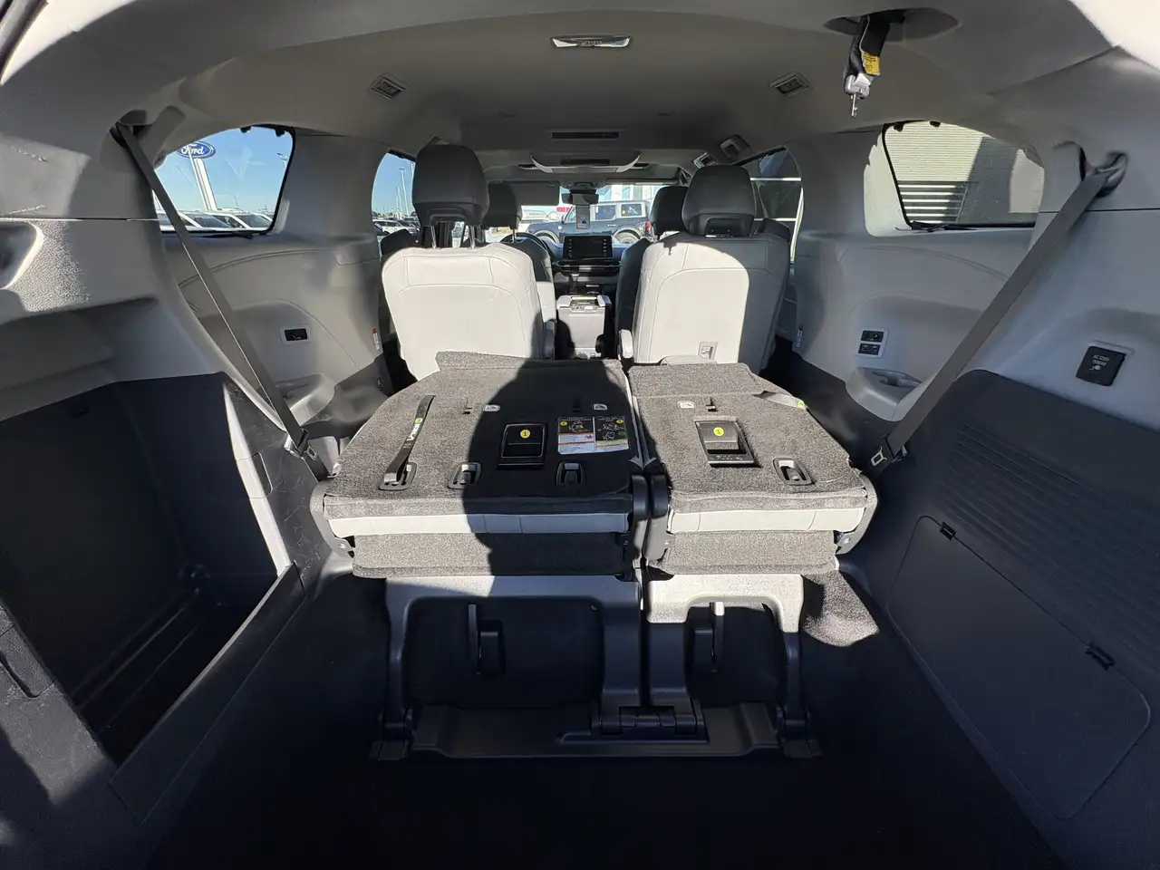 Toyota Sienna снимка Toyota Sienna