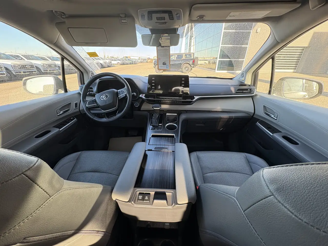 Toyota Sienna снимка Toyota Sienna