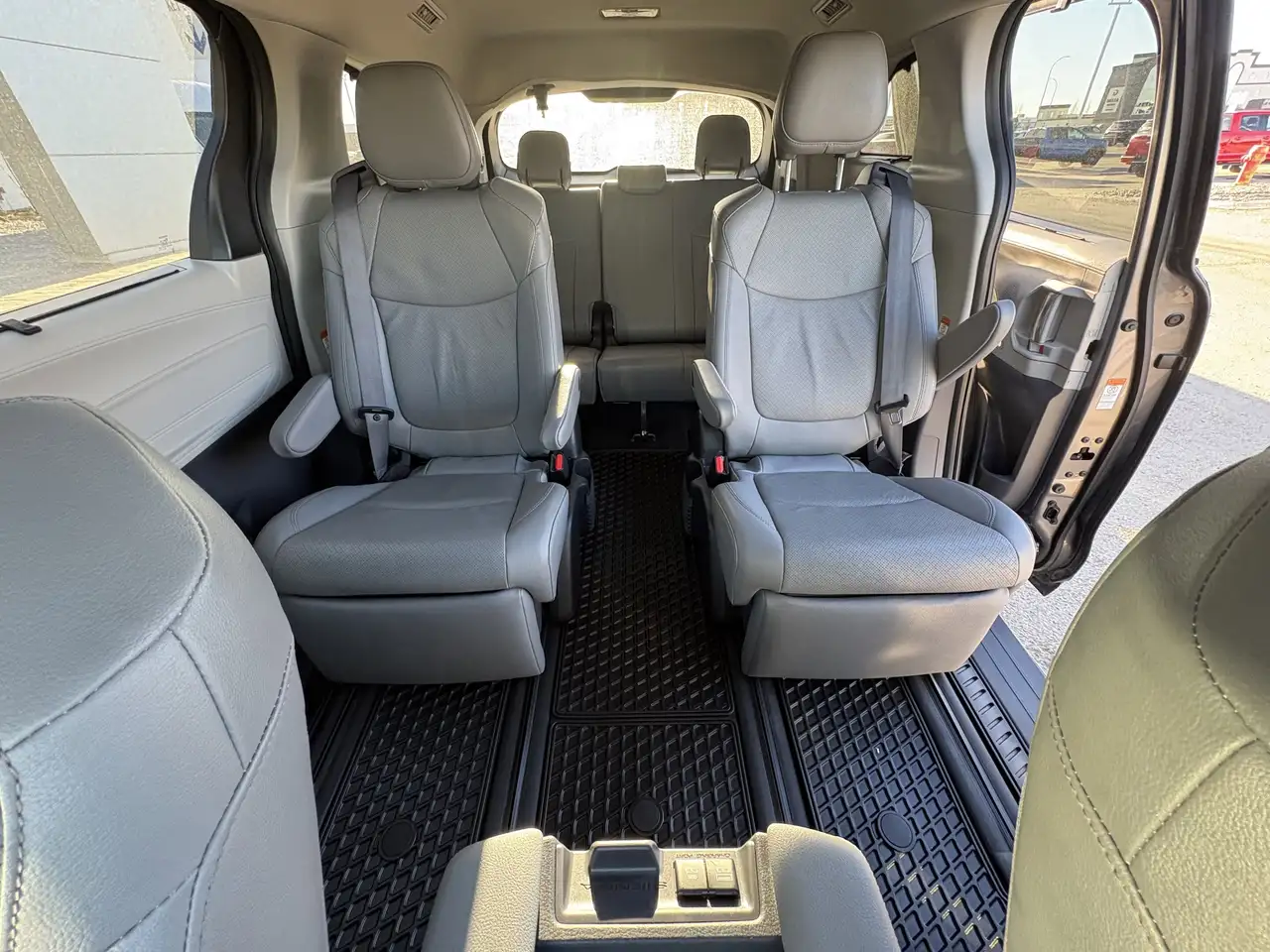 Toyota Sienna снимка Toyota Sienna