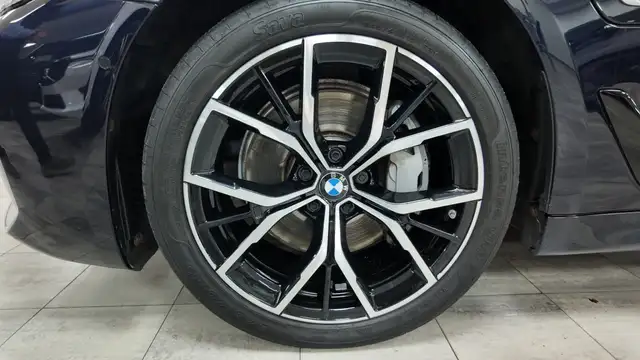 BMW 5 Series view 12