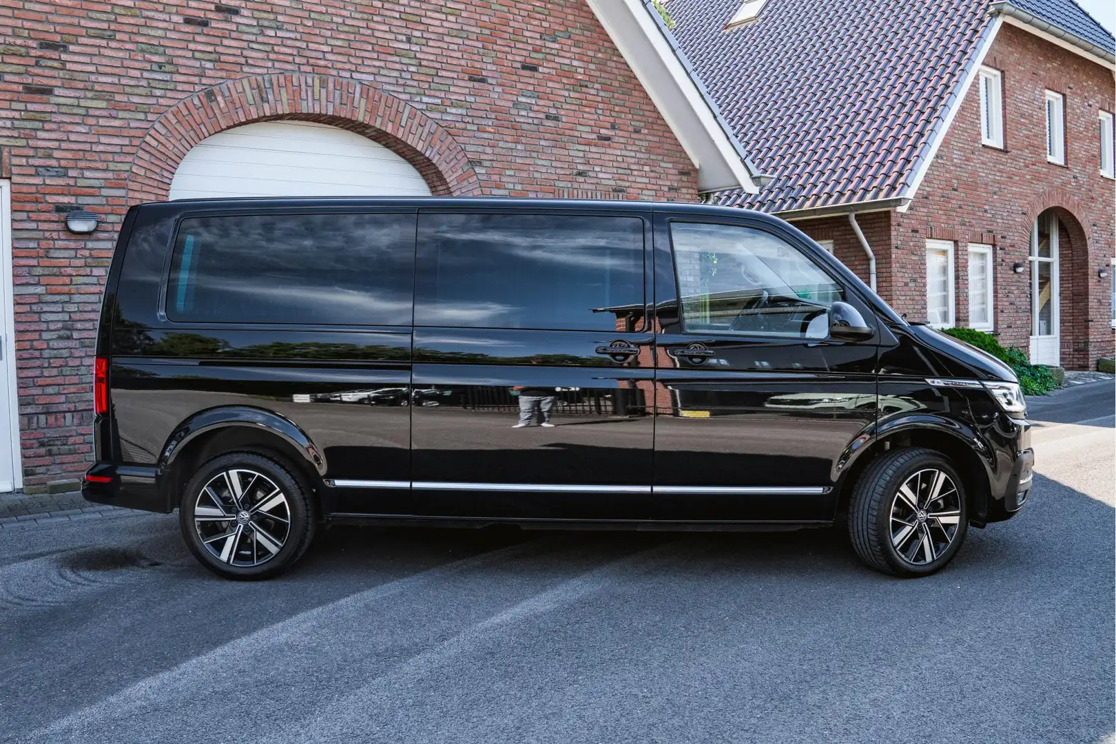 Volkswagen T6.1 Caravelle 2.0 TDI 204 PK DSG L2H1 A-KLEP ACC | LED | Leder | Noir - 2