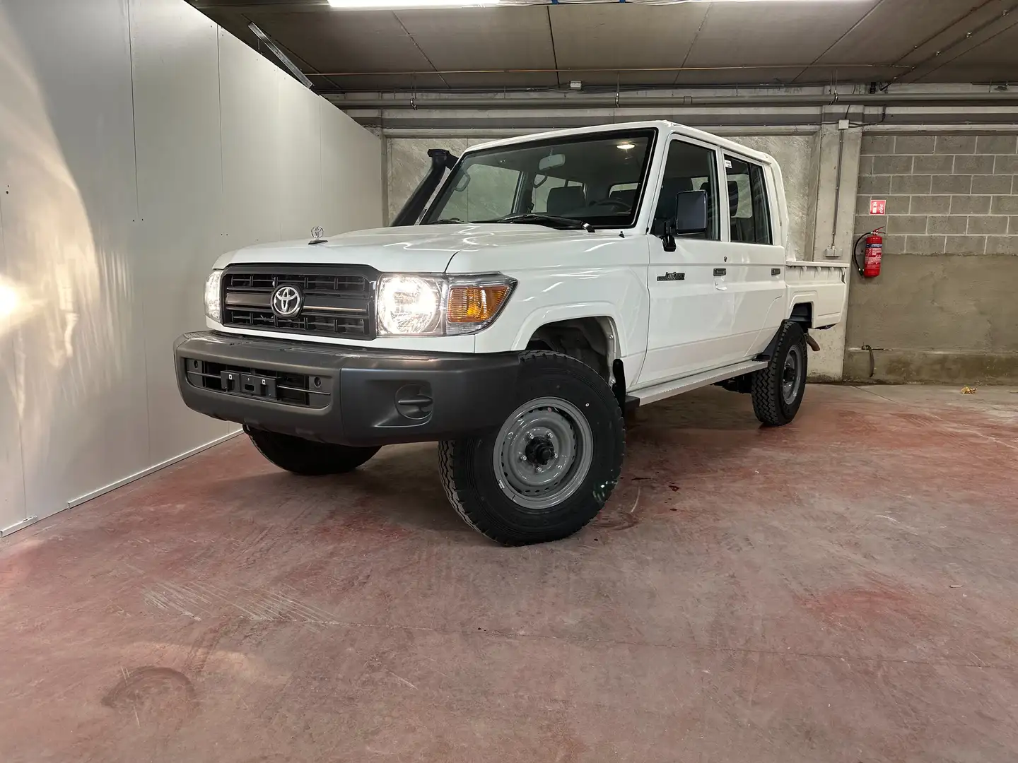 Toyota Land Cruiser 4.2L HZJ79 BSC (Double Cab) For EXPORT out EU Beige - 1