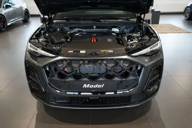 Audi SQ5 view 4