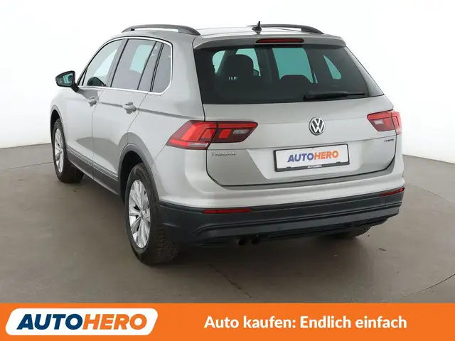 Volkswagen Tiguan view 4