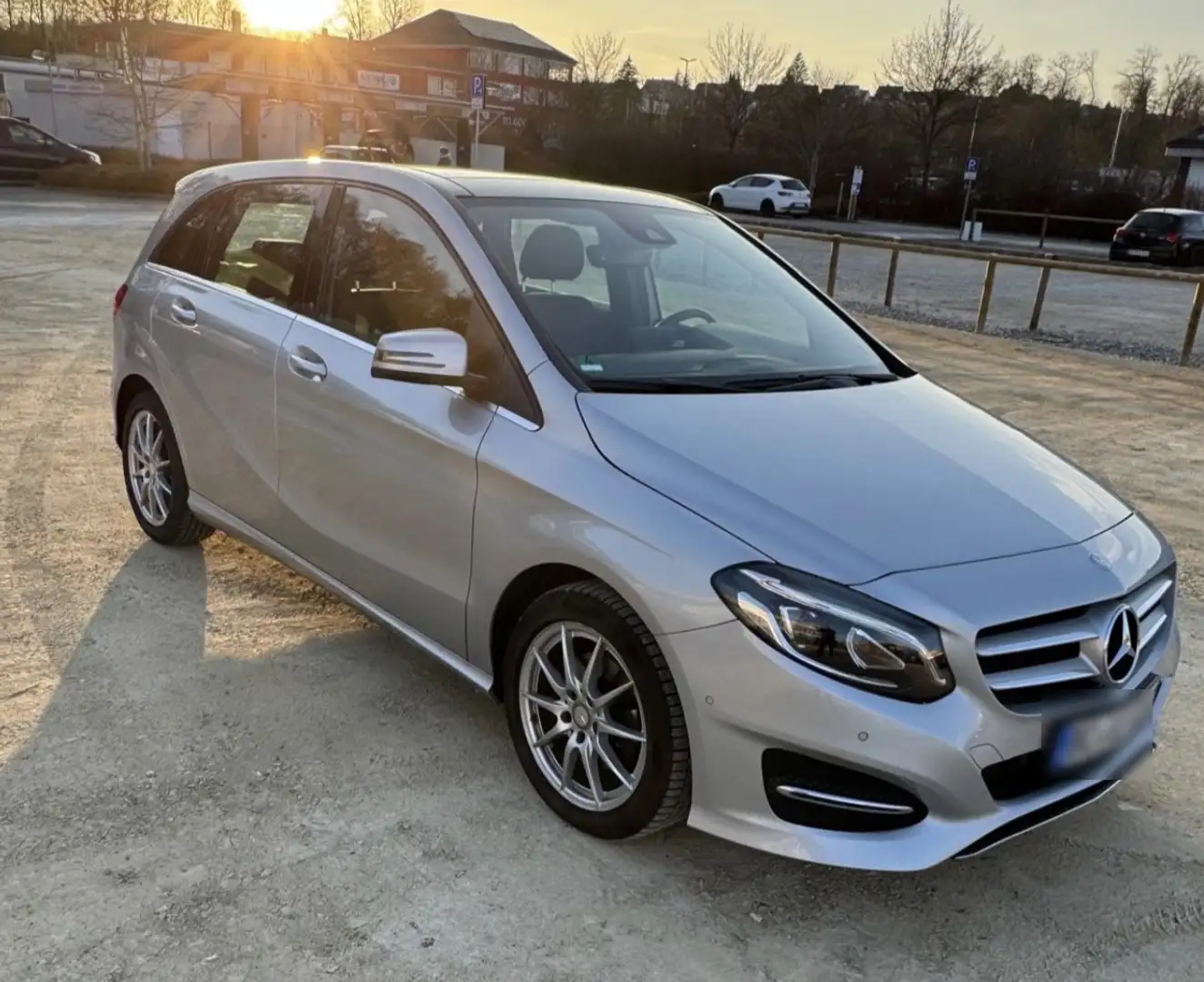 Mercedes-Benz B 200 7G-DCT Urban Silber - 1