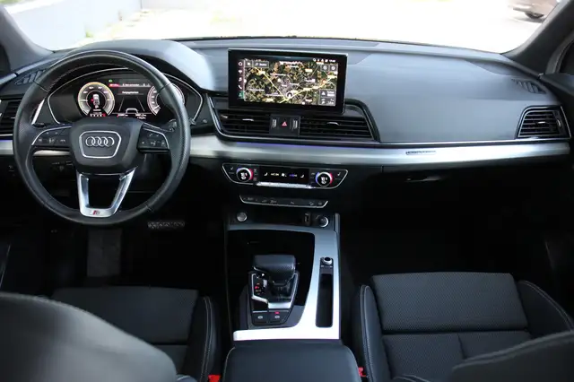 Audi Q5 view 11