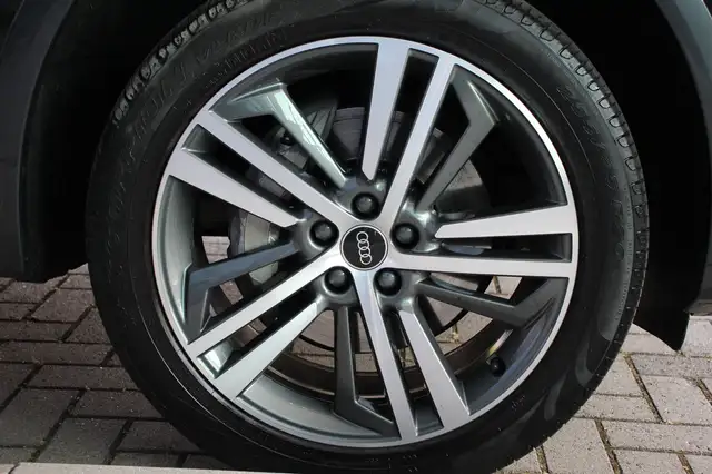 Audi Q5 view 13