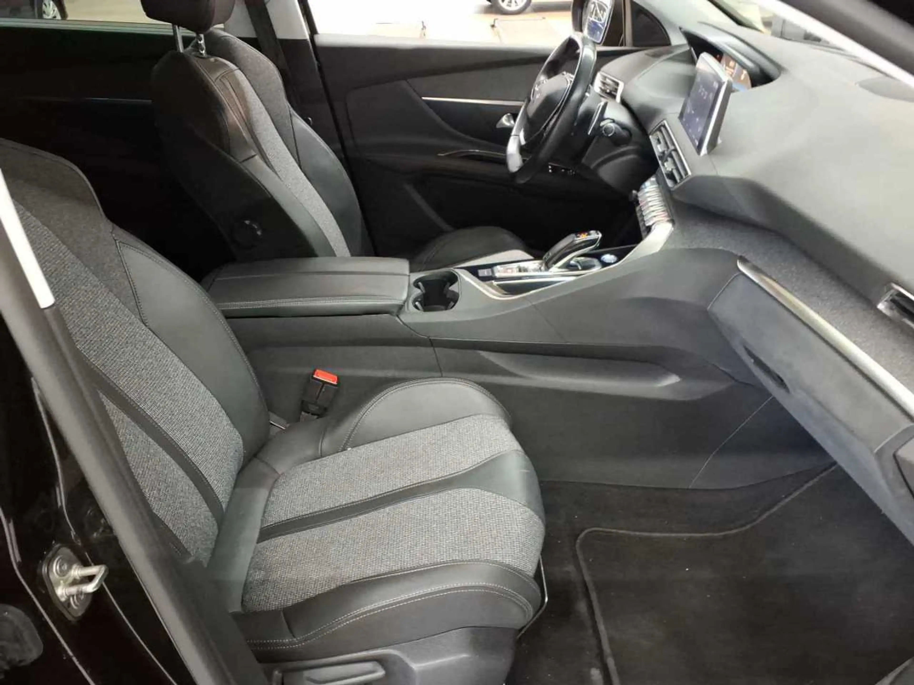 Peugeot 5008 BlueHDi 180 EAT8 Allure ACC KAM SHZ — photo 8