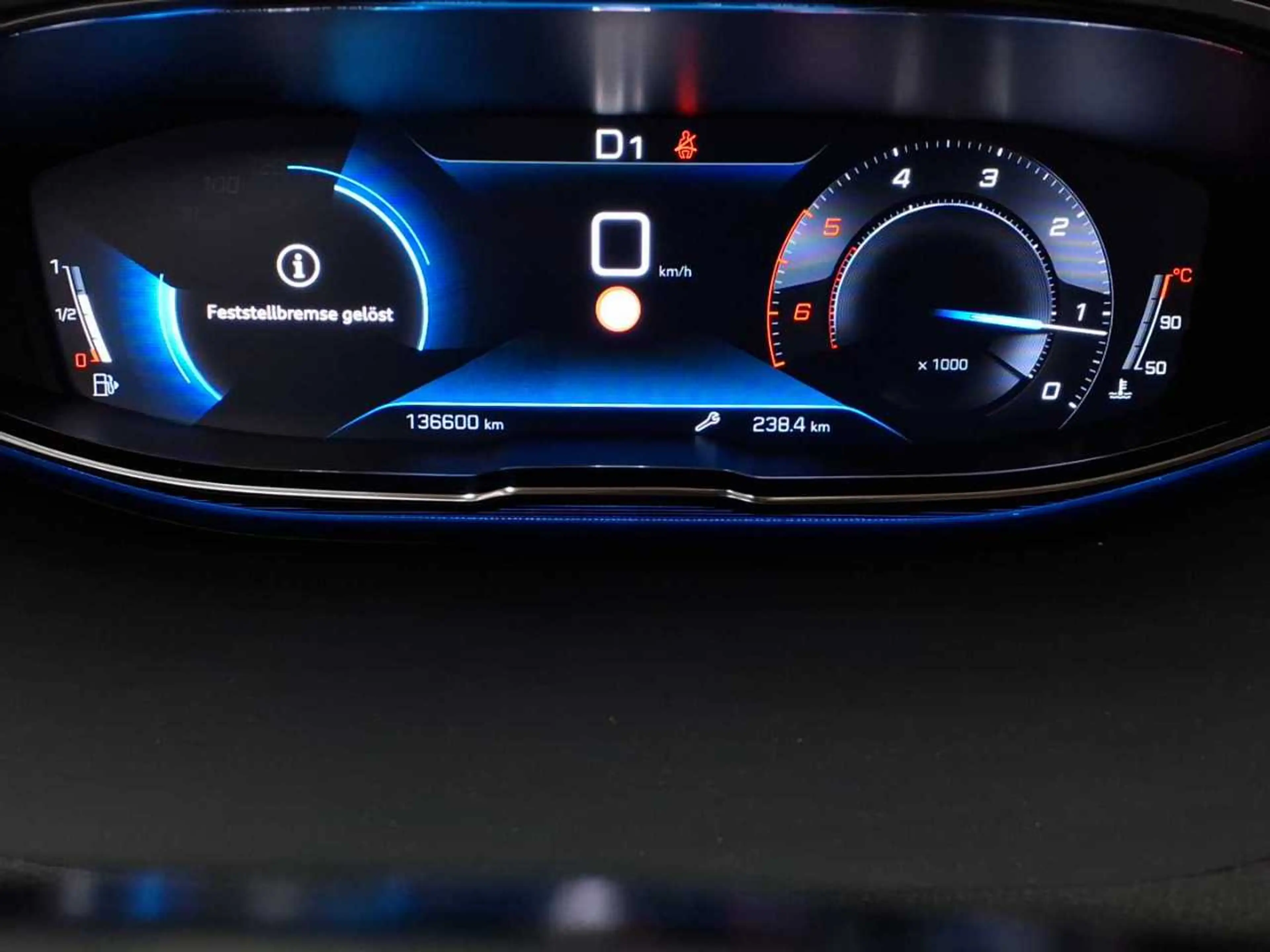 Peugeot 5008 BlueHDi 180 EAT8 Allure ACC KAM SHZ — photo 11