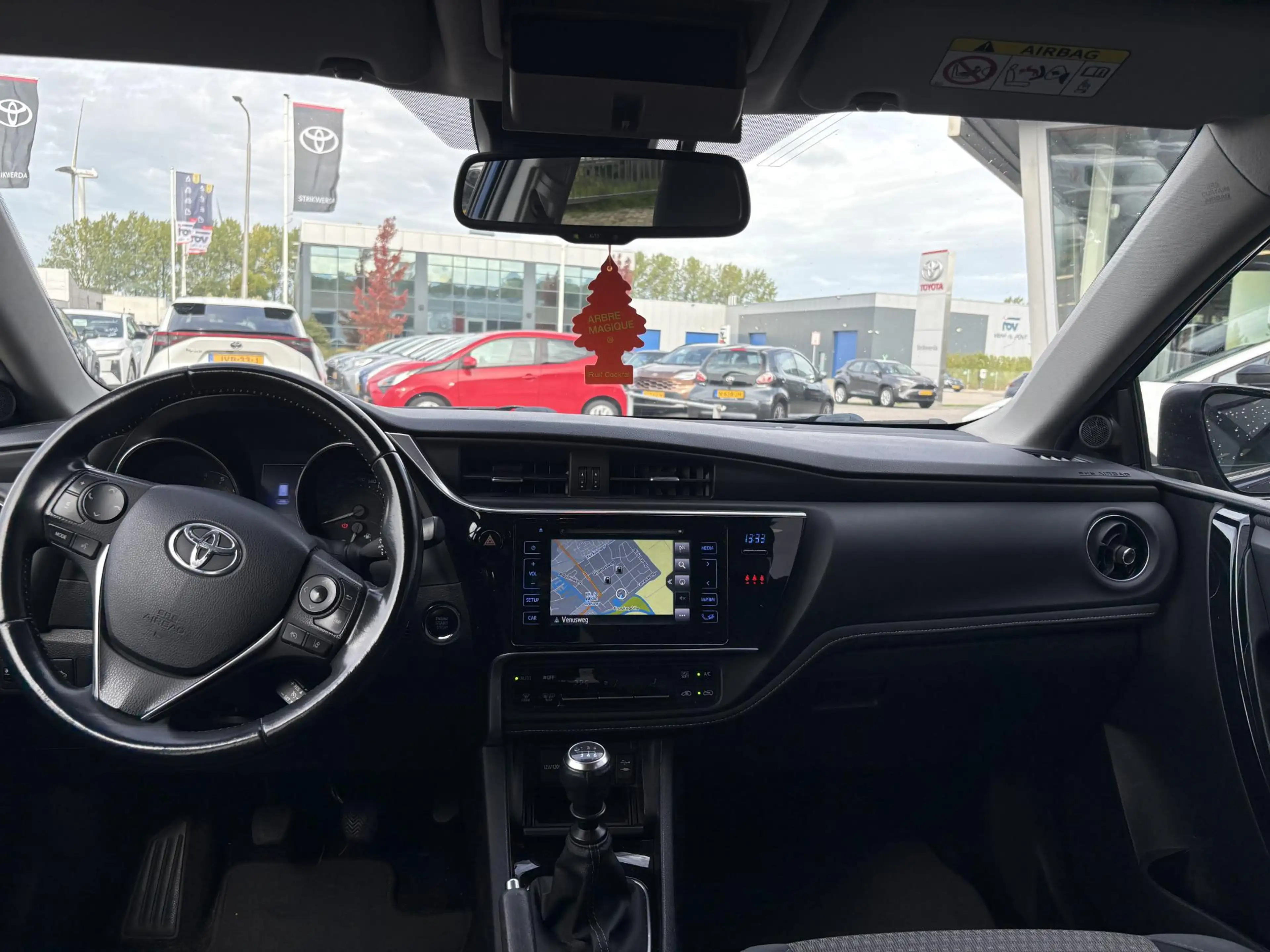 Toyota Auris Touring Sports 1.2T Dynamic — photo 2