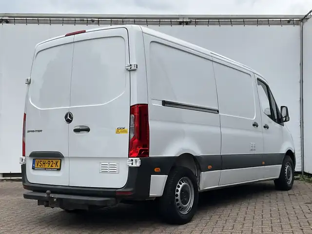 Mercedes-Benz Sprinter view 2