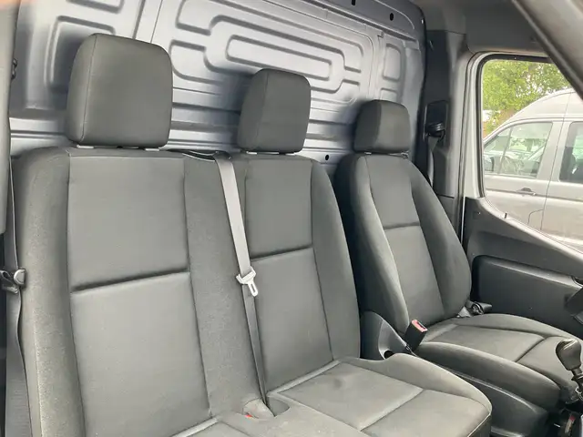 Mercedes-Benz Sprinter view 4