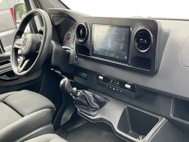 Mercedes-Benz Sprinter view 3