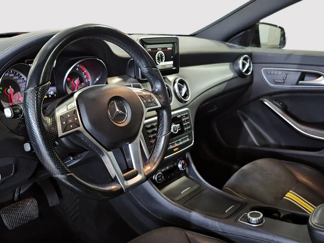 Mercedes-Benz CLA снимка Mercedes-Benz CLA