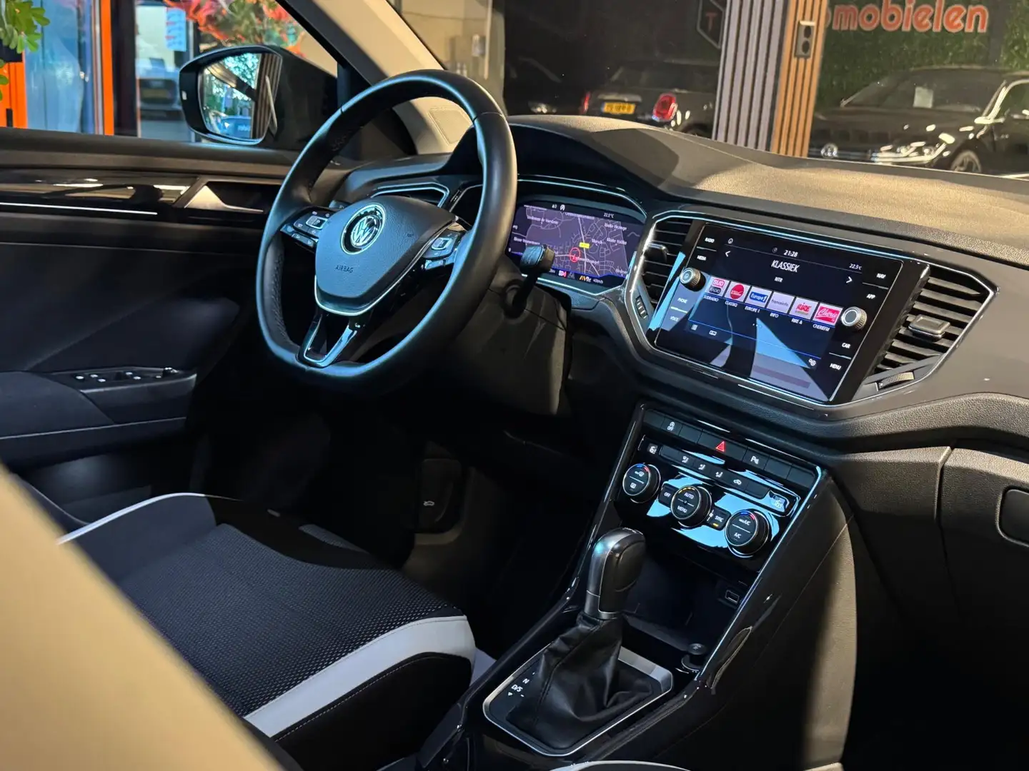 Volkswagen T-Roc 1.5 TSI 150 PK Sport |VIRTUAL|ACC|KEYLESS|SFEERVER Schwarz - 2