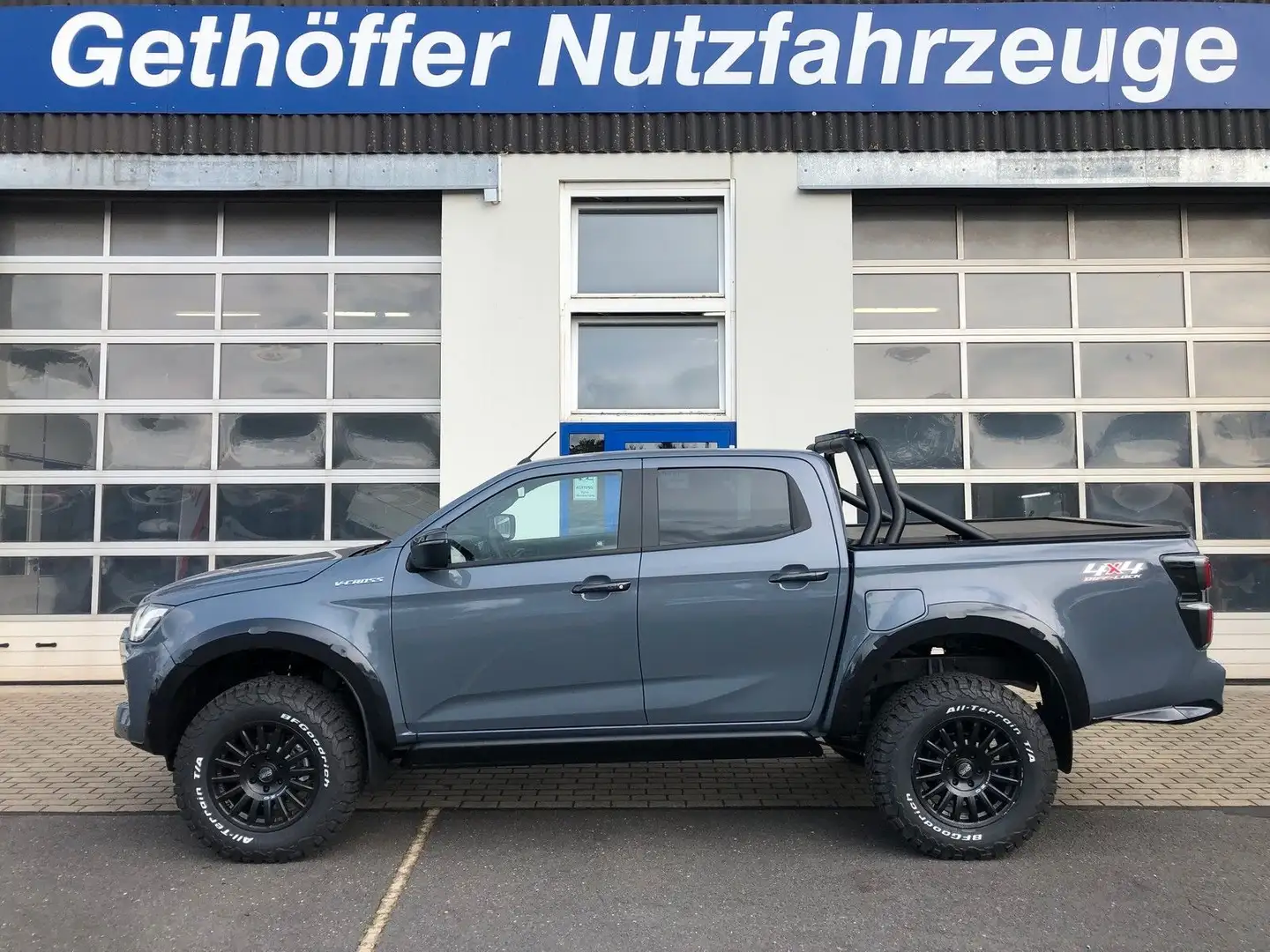 Isuzu D-Max Double Cab V-Cross AT + hohes Fahrwerk + Grijs - 1