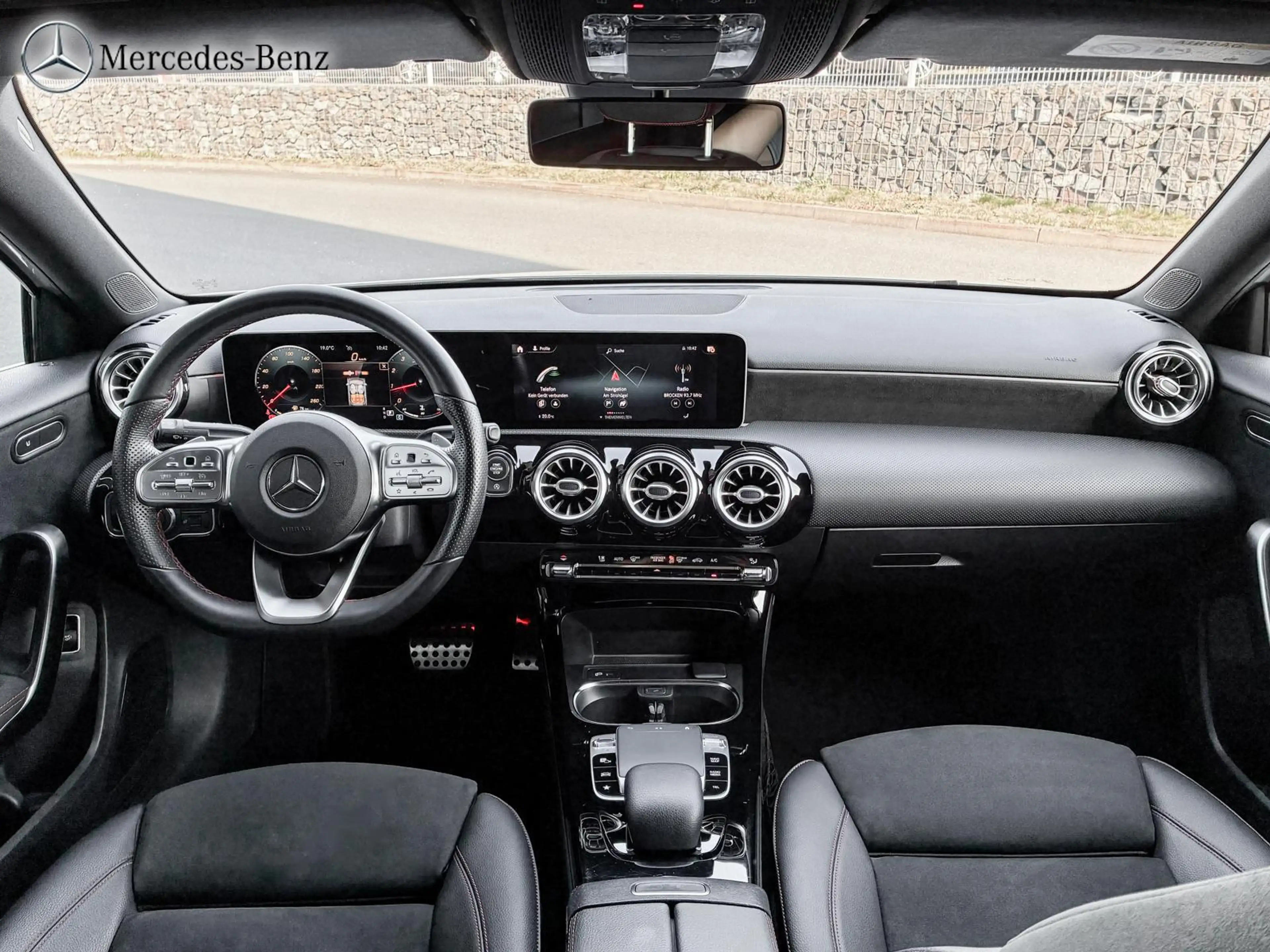 Mercedes-Benz A 200 AMG RüKam+MBUX+LED+18 — photo 10