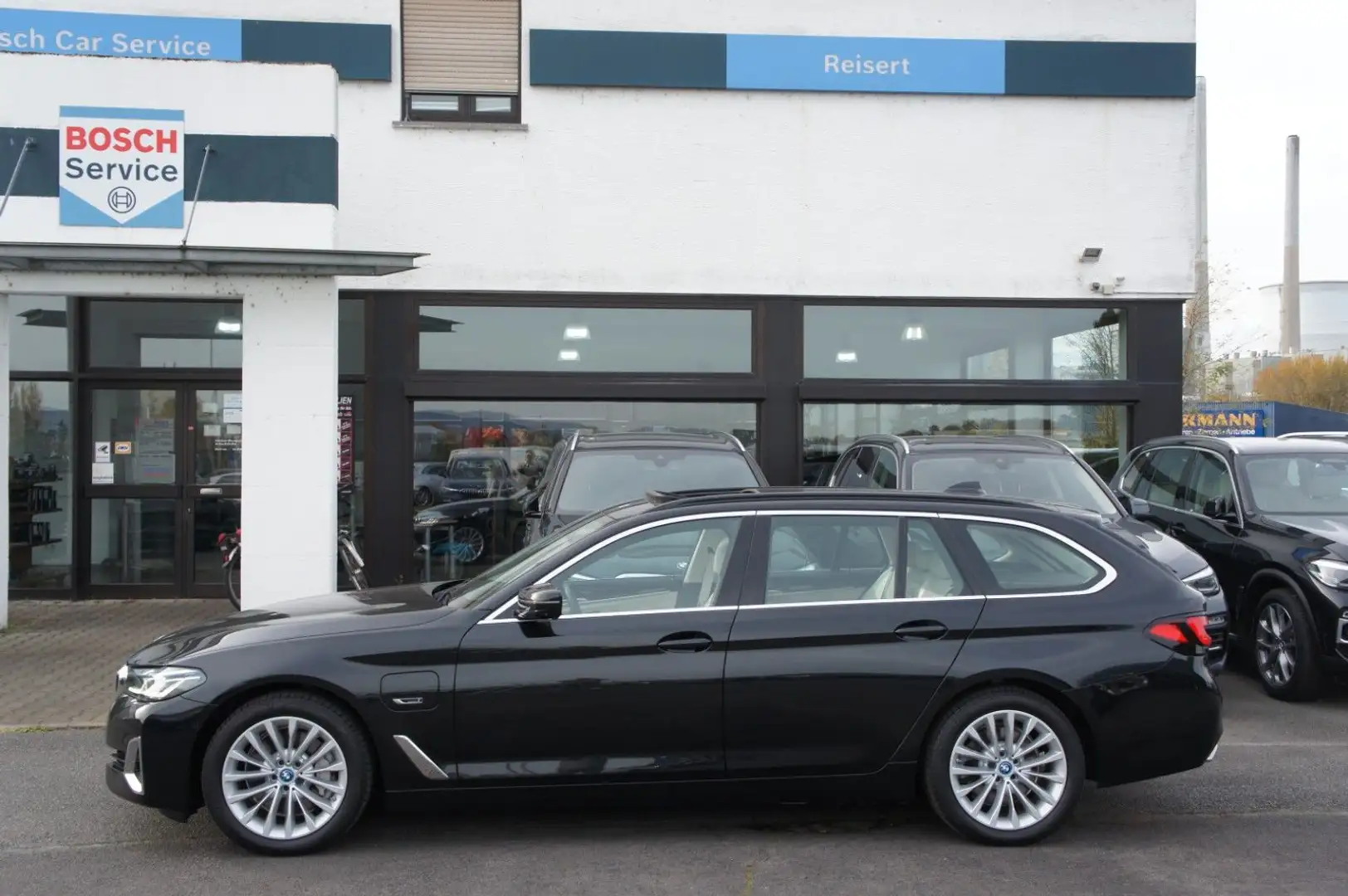 BMW 530 e LuxuryLine*ACC*AHK*PANO*LASER*360*HUD*LEDER Zwart - 2